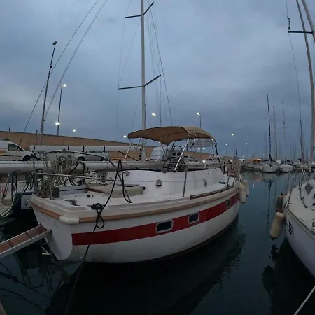 Barco Nineta Ontario Sailboat In Mar- Úszó hotel